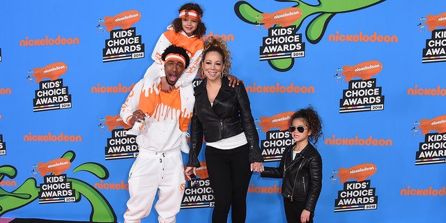 Nick Cannon, center left, 머라이어 캐리, center right, and from left, their children Moroccan and Monroe arrive at the Kids' Choice Awards at The Forum on Saturday, 행진 24, 2018, 잉글 우드, 칼리프. (사진 : Jordan Strauss / Invision / AP)