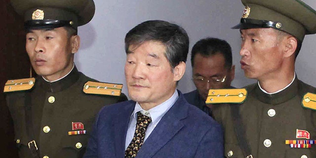 ARCHIVO - En estas fotografía de archivo, los estadounidenses Otto Warmbier, a la izquierda, y Kim Dong Chul, son retirados en fechas distintas de un tribunal en Pyongyang, Corea del Norte. La fotografía de Warmbier tiene fecha del 16 de marzo de 2016 y la de Dong Chul, del 29 de abril del mismo año. Corea del Norte detuvo al estadounidense Tony Kim, que también usa su nombre coreano de Kim Sang-duk, dijeron funcionarios el domingo 23 de abril de 2017. Con el arresto de Kim aumentaron a tres los estadounidenses detenidos en Corea del Norte. (AP Foto/Archivos)