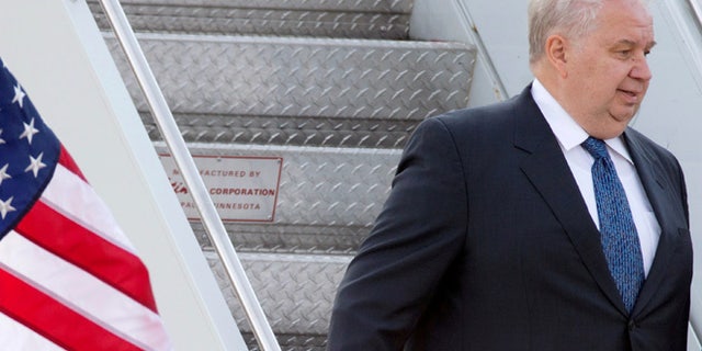 FILE PHOTO: Sergey Kislyak, Russia's ambassador to the United States, arrives at Dulles International Airport in Chantilly, Virginia, U.S., May 18, 2012. REUTERS/Joshua Roberts/Files - RTX37T6H