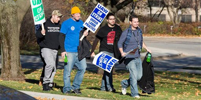 Nov. 15, 2015: Members of UAW Local 833 picket Kohler Company after voting to strike in Kohler, Wisc.