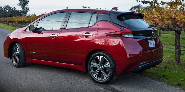 La toute-nouvelle Nissan LEAF 2018 établie de nouveaux standards dans le segment en pleine croissance des véhicules électriques en offrant aux clients une plus grande automonie, de nouvelles technologies dernier cri et un tout nouveau design. Modèle américain illustré