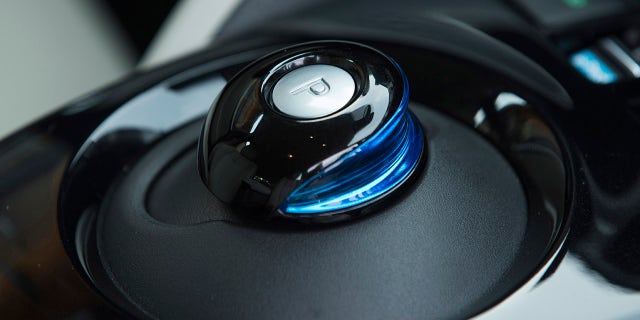 La toute-nouvelle Nissan LEAF 2018 établie de nouveaux standards dans le segment en pleine croissance des véhicules électriques en offrant aux clients une plus grande automonie, de nouvelles technologies dernier cri et un tout nouveau design. Modèle américain illustré