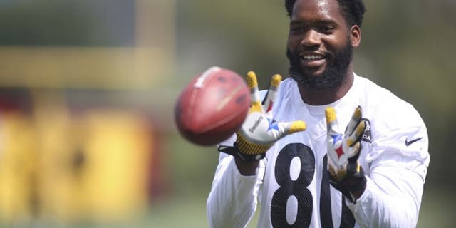 Jul 29, 2016; Latrobe, PA, USA; Pittsburgh Steelers tight end Ladarius Green (80) participates in drills during training camp at Saint Vincent College. Mandatory Credit: Charles LeClaire-USA TODAY Sports