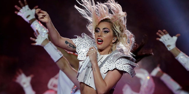 Nesta foto de arquivo de 5 de fevereiro de 2017, Lady Gaga se apresenta durante o show do intervalo do jogo de futebol da NFL Super Bowl 51 entre o New England Patriots e o Atlanta Falcons em Houston.