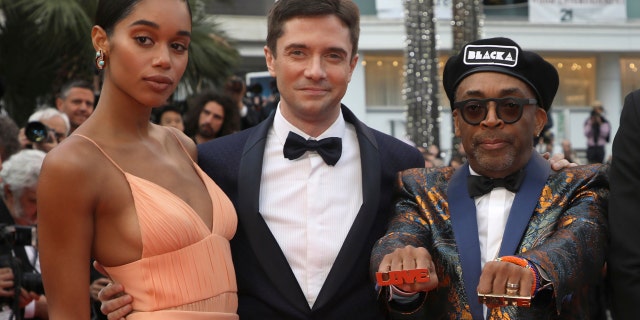 During the film's red carpet preimere the director wore "Love" and "Hate" rings on his fingers.