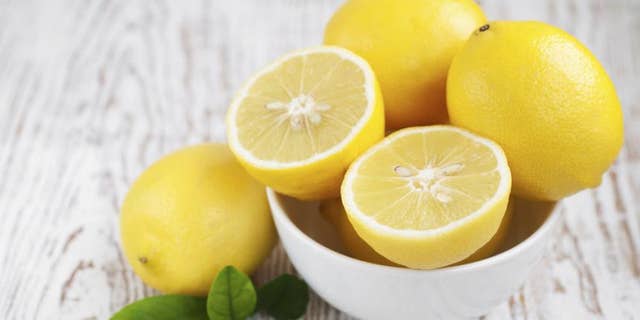 Αυτή η αναζωογονητική συνταγή σαγκρίας εσπεριδοειδών από το βιβλίο του Morgensterns «Vignettes and Vino» περιλαμβάνει φέτες λεμόνι, λάιμ και πορτοκάλι — συν χυμό ανανά. 