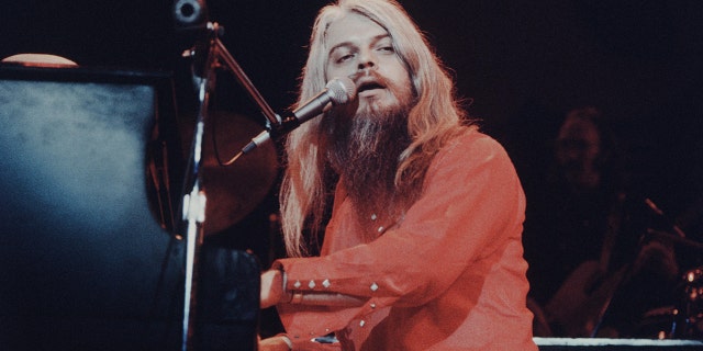 Leon Russell singing and playing piano live at Nippon Budokan, Tokyo, November 1973. (Photo by Koh Hasebe/Shinko Music/Getty Images)