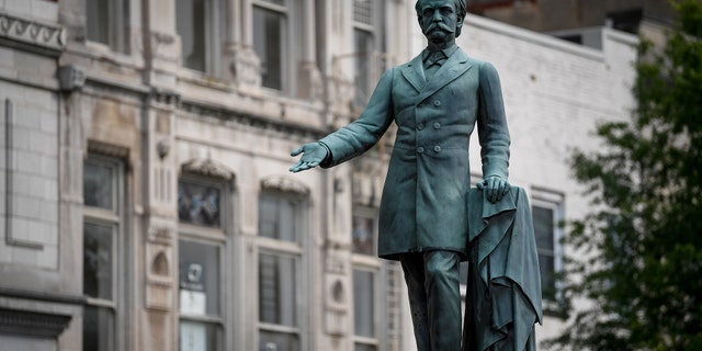 lexington conf statue