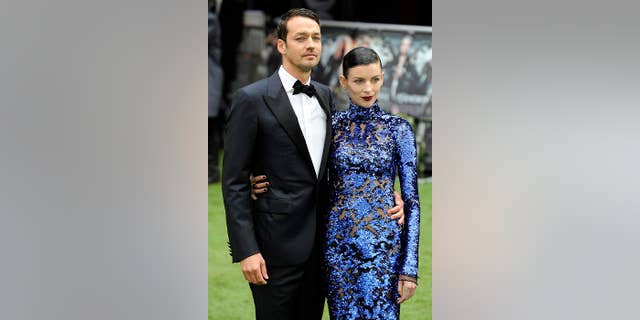 Director Rupert Sanders (L) and actress Liberty Ross pose for photographers as they arrive for the world premiere of "Snow White and the Huntsman" at Leicester Square in London May 14, 2012. REUTERS/Paul Hackett (BRITAIN - Tags: ENTERTAINMENT SOCIETY)