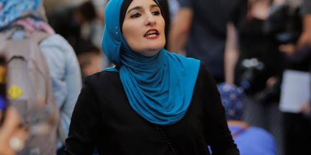 Activist Linda Sarsour prepares for the beginning of a demonstration and Iftar celebration during Ramadan outside of Trump Tower in New York, U.S., June 1, 2017. REUTERS/Lucas Jackson - RTX38MHA