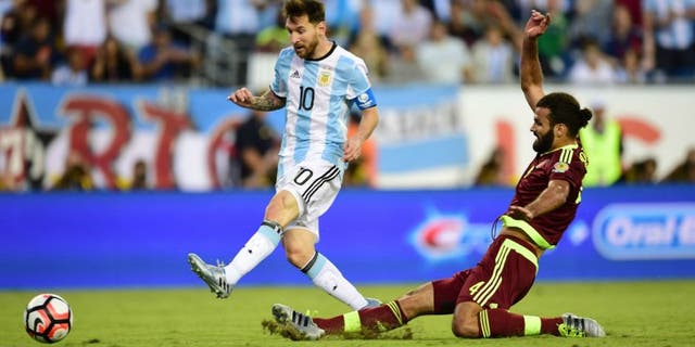 Argentina's Lionel Messi (L) vies for the ball with Venezuela's Oswaldo Vizcarrondo during a Copa America Centenario quarterfinal football match in Foxborough, Massachusetts, United States, on June 18, 2016. / AFP / ALFREDO ESTRELLA (Photo credit should read ALFREDO ESTRELLA/AFP/Getty Images)