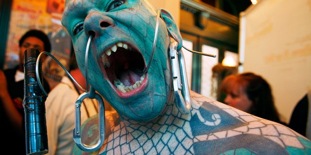File photo: Erik Sprague, also known as the Lizard Man, poses during Ripley's Believe It Or Not ! Odditorium grand opening in Times Square in New York, June 21, 2007. (REUTERS/Shannon Stapleton)