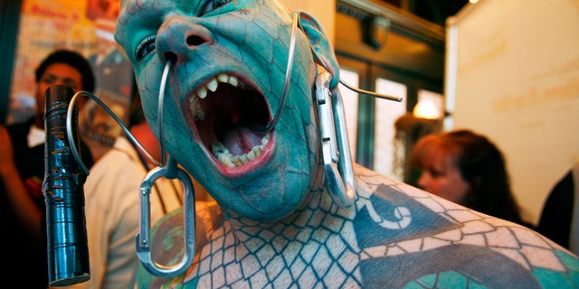 File photo: Erik Sprague, also known as the Lizard Man, poses during Ripley's Believe It Or Not ! Odditorium grand opening in Times Square in New York, June 21, 2007. (REUTERS/Shannon Stapleton)