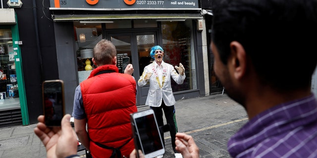 Street performers in London, known as buskers, will soon be able to be tipped using a contactless pay system.