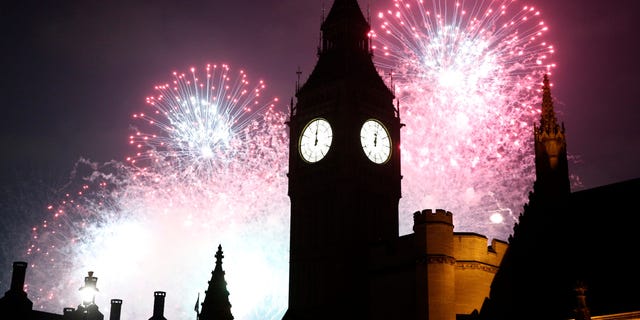 Fireworks explode by the Big Ben clocktower in London, Britain January 01, 2017. REUTERS/Neil Hall - RTX2X3MK