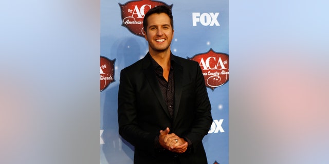 Singer Luke Bryan poses during the 4th annual American Country Awards in Las Vegas, Nevada December 10, 2013. REUTERS/Steve Marcus (UNITED STATES - TAGS: ENTERTAINMENT) - RTX16D25