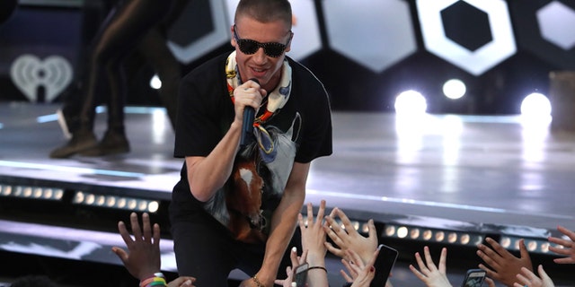 Rapper Macklemore will be performing at a fundraising concert for the ACLU.