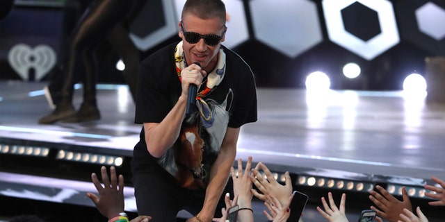 Rapper Macklemore will be performing at a fundraising concert for the ACLU.