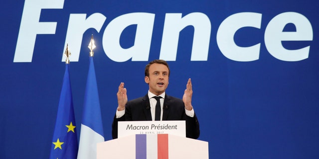 Emmanuel Macron, head of the political movement En Marche !, or Onwards !, and candidate for the 2017 French presidential election, gestures to supporters after the first round of 2017 French presidential election in Paris, France, April 23, 2017. (REUTERS/Benoit Tessier)