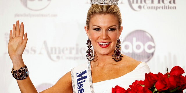 Miss America 2013 Mallory Hytes Hagan, 23, Miss New York, poses during a news conference after winning the Miss America Pageant in Las Vegas January 12, 2013. REUTERS/Steve Marcus (UNITED STATES - Tags: ENTERTAINMENT) - GM1E91D10VS01