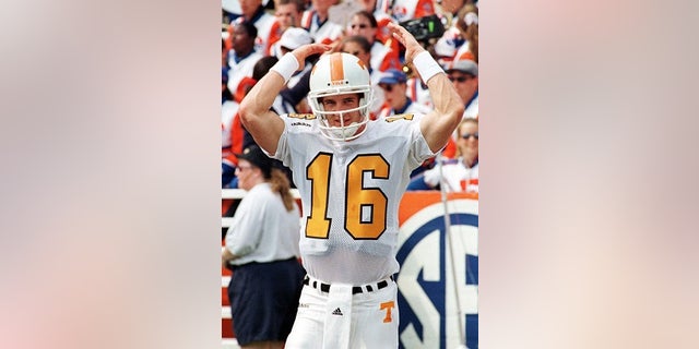 University of Tennessee quarterback Peyton Manning raises his arms, taunting the crowd in partisan Florida Field prior to action September 20 against the University of Florida. The hotly contested Southeastern contest was played before a sellout crowd.
SPORT FOOTBALL - RP1DRIDSKOAB