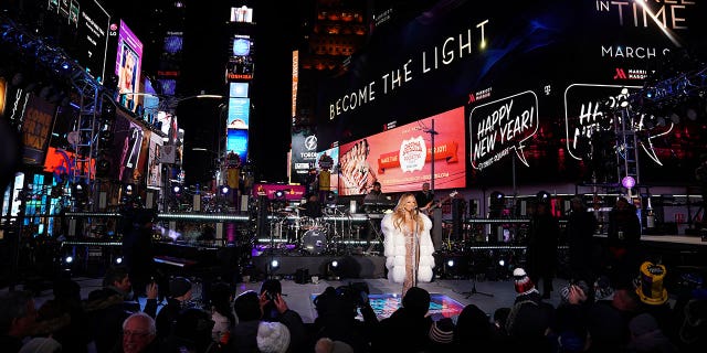 During her New Year's Eve performance, Carey lamented that there was no "hot tea," as was apparently promised.