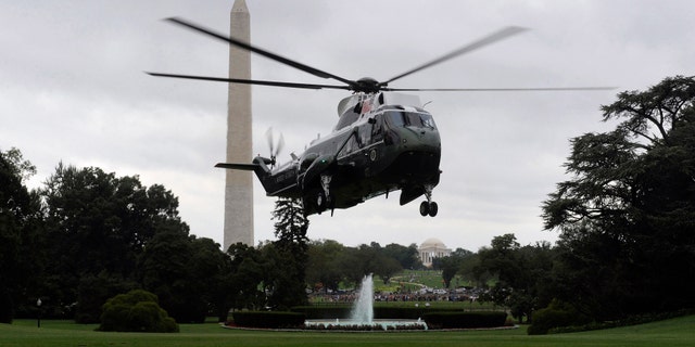 File photo - US President Barack Obama and his family return via Marine One helicopter after a vacation in Florida to the White House in Washington, Aug. 15, 2010. (REUTERS/Jonathan Ernst)