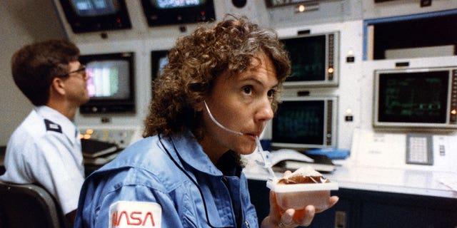 克里斯塔·麦考利夫 (Christa McAuliffe) 于 1985 年在挑战者号航天飞机上不幸飞行之前在太空中喝了一口瓶装饮料，本应在轨道上进行研究。  （美国宇航局）