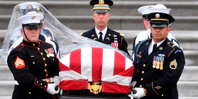Former presidents will be among those paying tribute to John McCain.