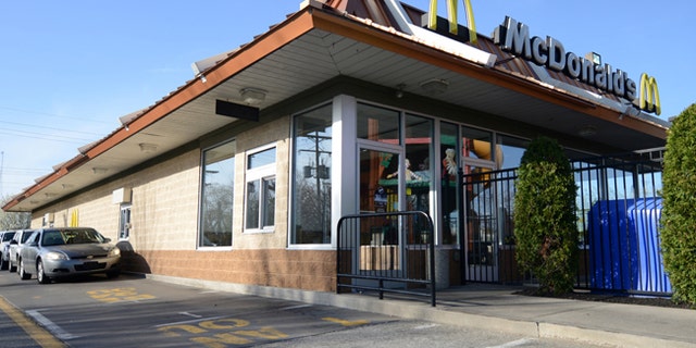 Cars approach the drive through window of a McDonald's restaurant where a member of staff had recognized the car of fugitive Steve Stephens, who police said posted a video of himself on Facebook killing an elderly man in Cleveland, in Erie, Pennsylvania, U.S. April 18, 2017. REUTERS/Alan Freed - RTS12UTU