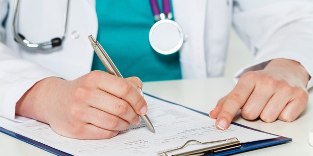 If you "have trouble breathing, if there is swelling of the face, including the lips, eyelids and throat, or if you feel dizzy or pass out," you shouldn't hesitate to call 911, said one physician.