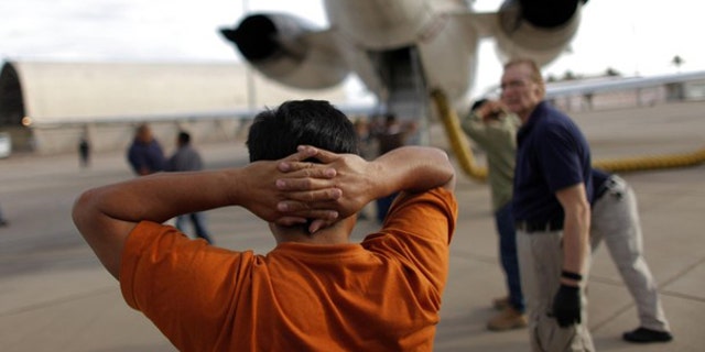 A Guatemalan illegal immigrant prepares to board a plane during his deportation process in Phoenix, Ariz., July 10, 2009. (Reuters Photo)