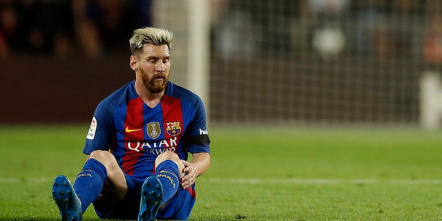 FC Barcelona's Lionel Messi pauses during the Spanish La Liga soccer match against Atletico Madrid at the Camp Nou in Barcelona, Spain, Wednesday, Sept. 21, 2016. (AP Photo/Manu Fernandez)