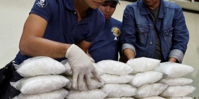 File photo: Members of the Philippine National Police (PNP) get inventory of plastic bags containing methamphetamine hydrochloride known locally as "shabu", after they were seized in a police anti-drugs operation, at a police station in Manila, Philippines November 4, 2016. (REUTERS/Ezra Acayan)