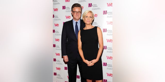 En esta foto del 22 de abril del 2013, los presentadores de "Morning Joe" Joe Scarborough y Mika Brzezinski asisten a una ceremonia de premios en Nueva York. El presidente Donald Trump insultó en una serie de tuits a ambos presentadores, quienes lo han criticado en su programa en la cadena MSNBC. (Foto por Evan Agostini/Invision/AP, Archivo)