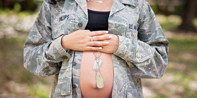 military maternity photo 2