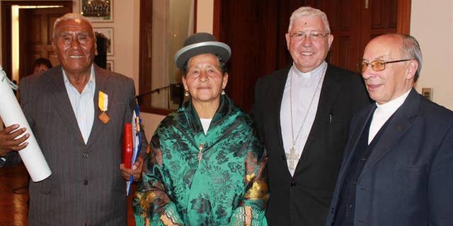 Spanish Jesuit Luis Palomera (R) and Sucre Department Arzbishop Jesus Juarez pose with Vicente Quispe Chura and his wife Francisca Carlo de Quispe.