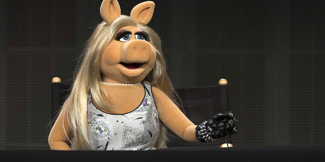 The Muppets character Miss Piggy speaks at a panel for the Disney-ABC television series "The Muppets" during the Television Critics Association Cable Summer Press Tour in Beverly Hills, California August 4, 2015. REUTERS/Mario Anzuoni - GF20000013542