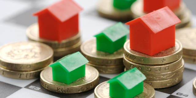 monopoly-houses-coins