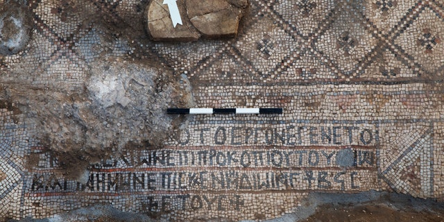 The mosaic and the inscription. (Photo: Sasha Flit, Tel Aviv University0