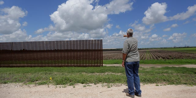 En esta foto del 17 de septiembre de 2015, Max Pons, gerente de Nature Conservancy en la frontera sur de EEUU, señala la punta sur donde termina el muro fronterizo cerca de Brownsville, Texas. La construcción del muro fronterizo entre México y Estados Unidos cuesta 6,5 millones de dólares por milla (1,6 km), por lo que concluirlo será una tarea descomunal para 3.144 kilómetros (1.954 millas) de frontera que comparten ambos países. (Foto AP/Eric Gay)