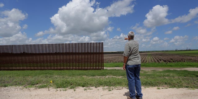 En esta foto del 17 de septiembre de 2015, Max Pons, gerente de Nature Conservancy en la frontera sur de EEUU, señala la punta sur donde termina el muro fronterizo cerca de Brownsville, Texas. La construcción del muro fronterizo entre México y Estados Unidos cuesta 6,5 millones de dólares por milla (1,6 km), por lo que concluirlo será una tarea descomunal para 3.144 kilómetros (1.954 millas) de frontera que comparten ambos países. (Foto AP/Eric Gay)
