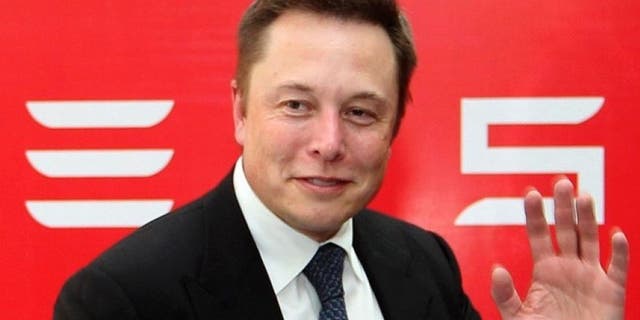 Elon Musk sedang melihat bus yang bisa mengemudi sendiri