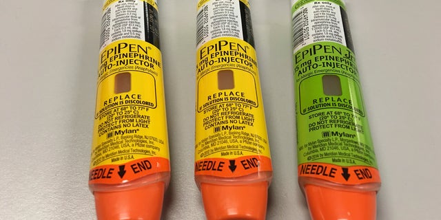 EpiPen auto-injection epinephrine pens manufactured by Mylan NV pharmaceutical company for use by severe allergy sufferers are seen in Washington, U.S. August 24, 2016. REUTERS/Jim Bourg - RTX2MWTD