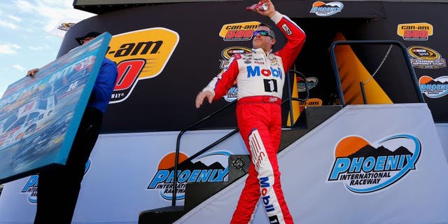 AVONDALE, AZ - NOVEMBER 13: Tony Stewart, driver of the #14 Mobil 1 Chevrolet, walks on stage during driver introductions prior to the NASCAR Sprint Cup Series Can-Am 500 at Phoenix International Raceway on November 13, 2016 in Avondale, Arizona. (Photo by Jonathan Ferrey/Getty Images)