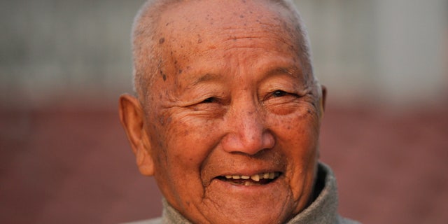 nepalese man everest AP