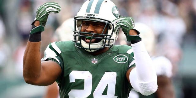 EAST RUTHERFORD, NJ - 27 DE DICIEMBRE: Darrelle Revis #24 de los New York Jets reacciona en el tercer cuarto contra los New England Patriots durante su juego en MetLife Stadium el 27 de diciembre de 2015 en East Rutherford, New Jersey. 