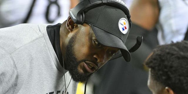 Jan 15, 2017; Kansas City, MO, USA; Pittsburgh Steelers head coach Mike Tomlin speaks to a player during the second quarter against the Kansas City Chiefs in the AFC Divisional playoff game at Arrowhead Stadium. Mandatory Credit: Denny Medley-USA TODAY Sports