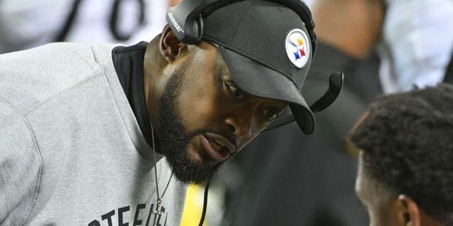 Jan 15, 2017; Kansas City, MO, USA; Pittsburgh Steelers head coach Mike Tomlin speaks to a player during the second quarter against the Kansas City Chiefs in the AFC Divisional playoff game at Arrowhead Stadium. Mandatory Credit: Denny Medley-USA TODAY Sports