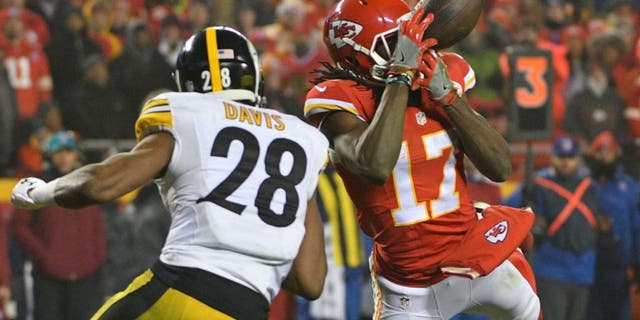 Jan 15, 2017; Kansas City, MO, USA; Kansas City Chiefs wide receiver Chris Conley (17) attempts a catch as Pittsburgh Steelers defensive back Cortez Allen (28) defends during the fourth quarter in the AFC Divisional playoff game at Arrowhead Stadium. Mandatory Credit: Denny Medley-USA TODAY Sports